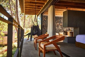 Hammock Suite with king bed and fireplace | In-room safe, desk, laptop workspace, blackout drapes - Fishers House Hotel Avándaro (Valle de Bravo)