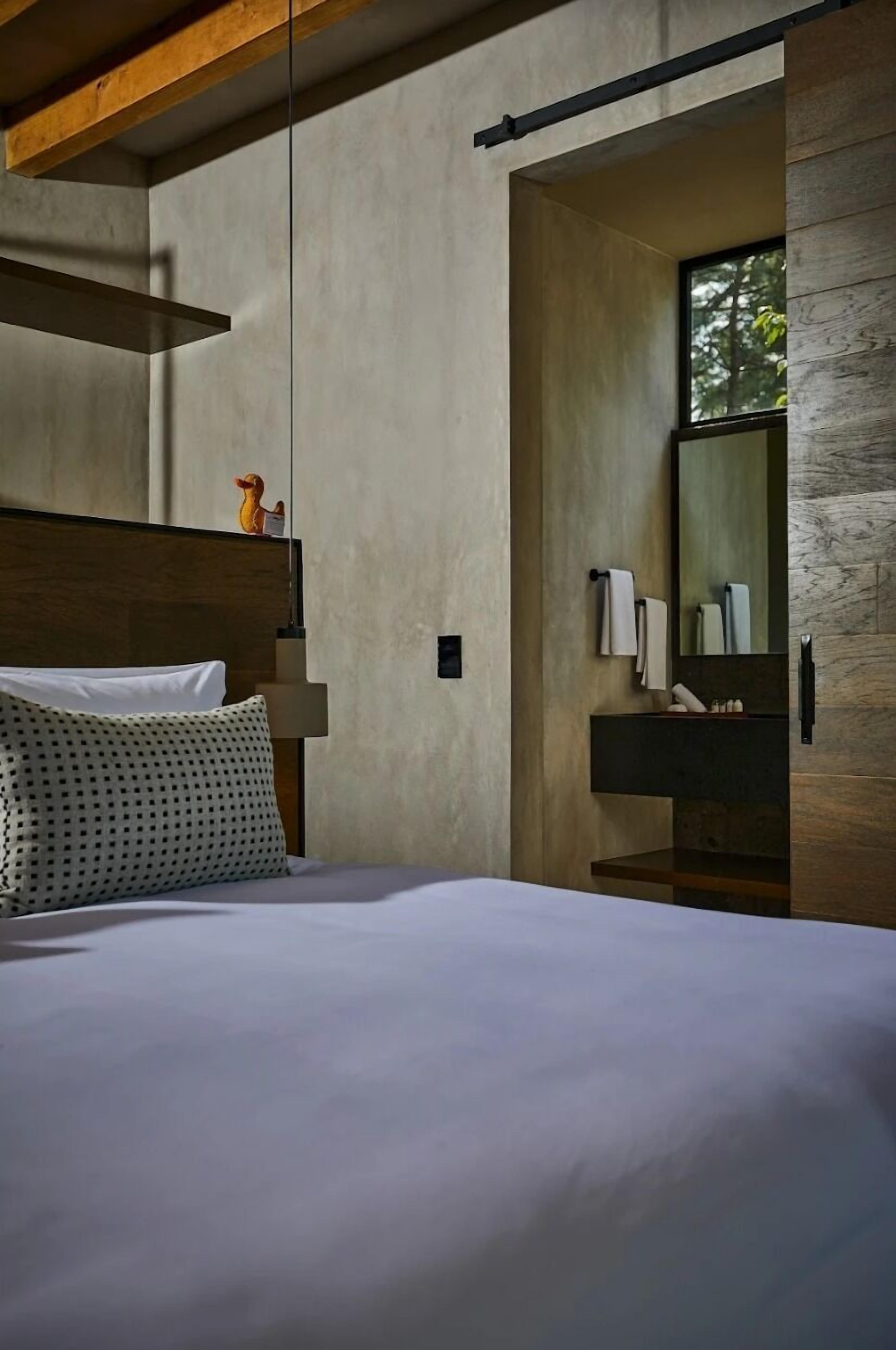 shower, rainfall showerhead, free toiletries, bathrobes