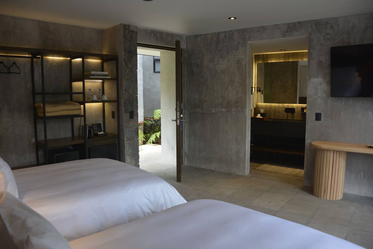 standard double room | 1 bedroom, in-room safe, desk, laptop workspace