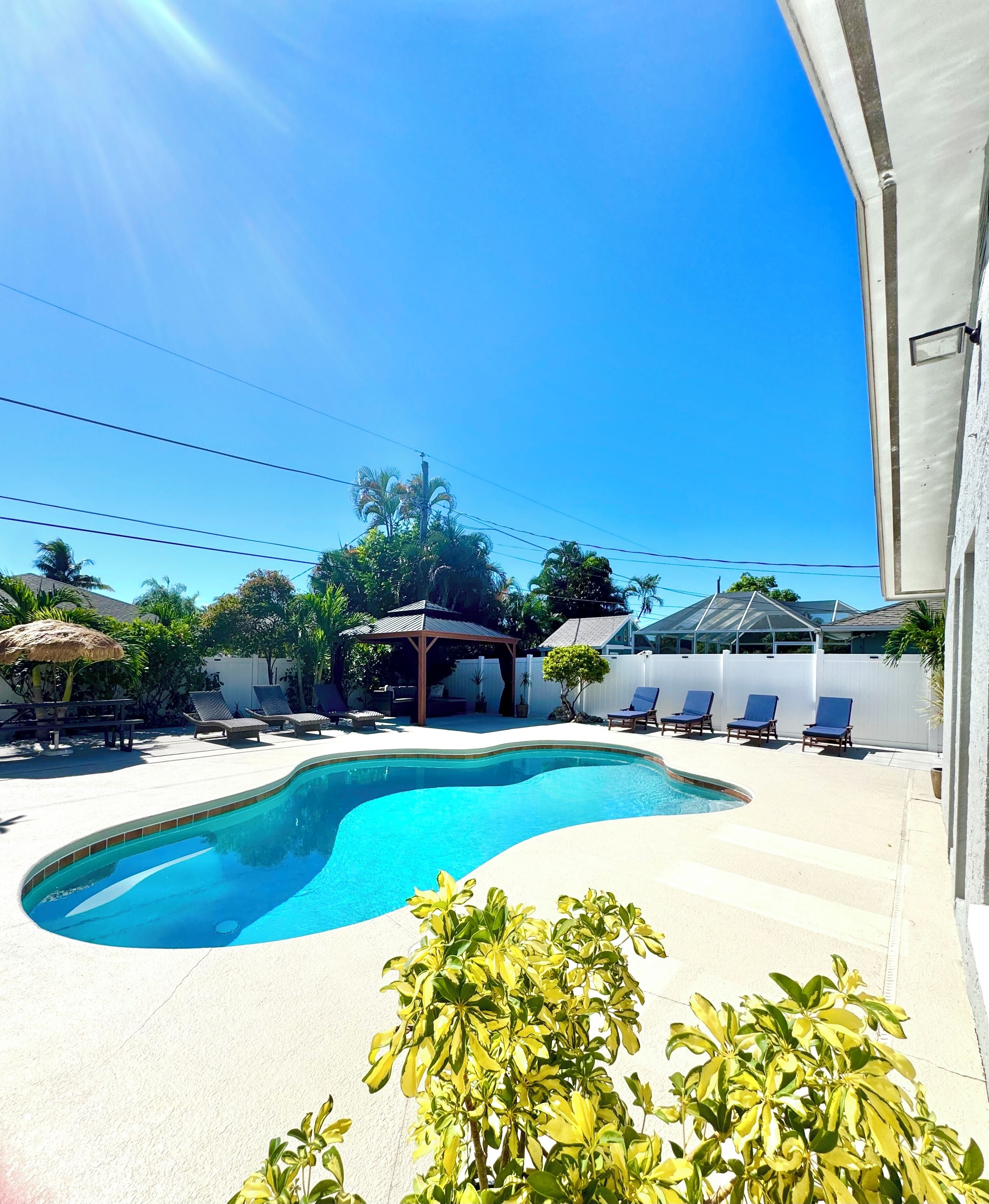 Utomhuspool och uppvärmd pool