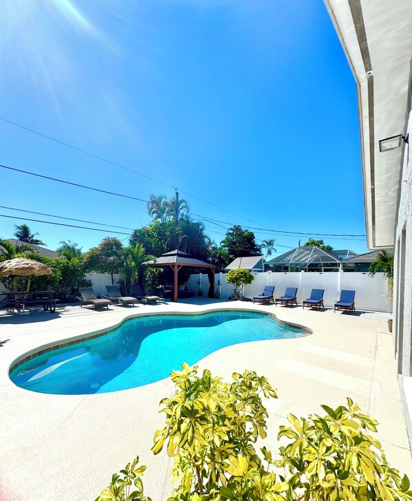 حمّام سباحة خارجي، حمّام سباحة مُدفَّأ