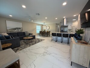 Smart TV, books - 5 Minutes to Vanderbilt Beach, Dining, Shopping
Family-Pool-Home Naples Fl (Naples)