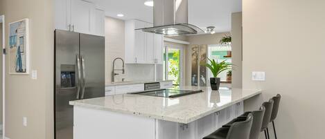 冷蔵庫、電子レンジ、オーブン、コンロ