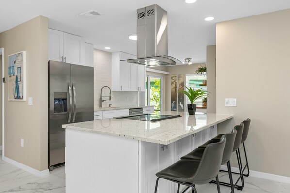 Frigorifero, microonde, forno, piano cottura