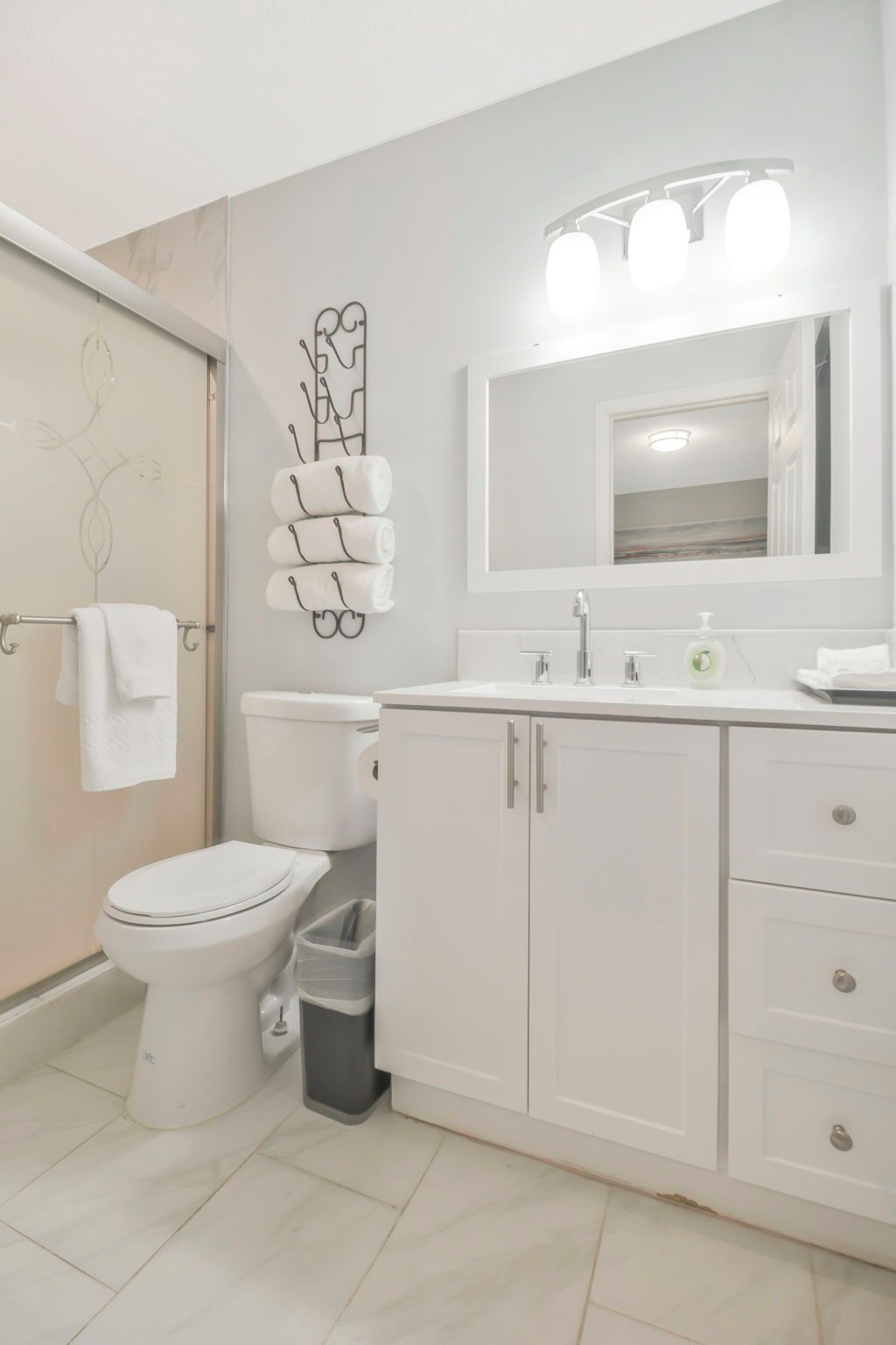 Ein modernes Badezimmer mit Toilette, Waschbecken und Waschtisch.