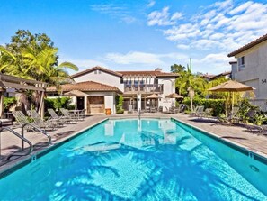 Piscina all'aperto, una piscina riscaldata