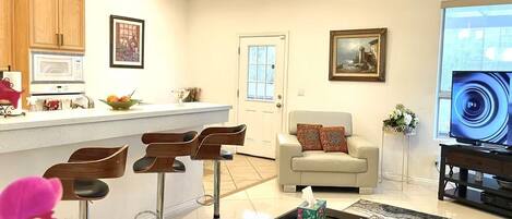 TV connectée, cheminée, livres, écrans d'ordinateur