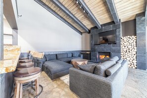 Fernseher, Kamin, Tischfußball, Tischtennisplatte