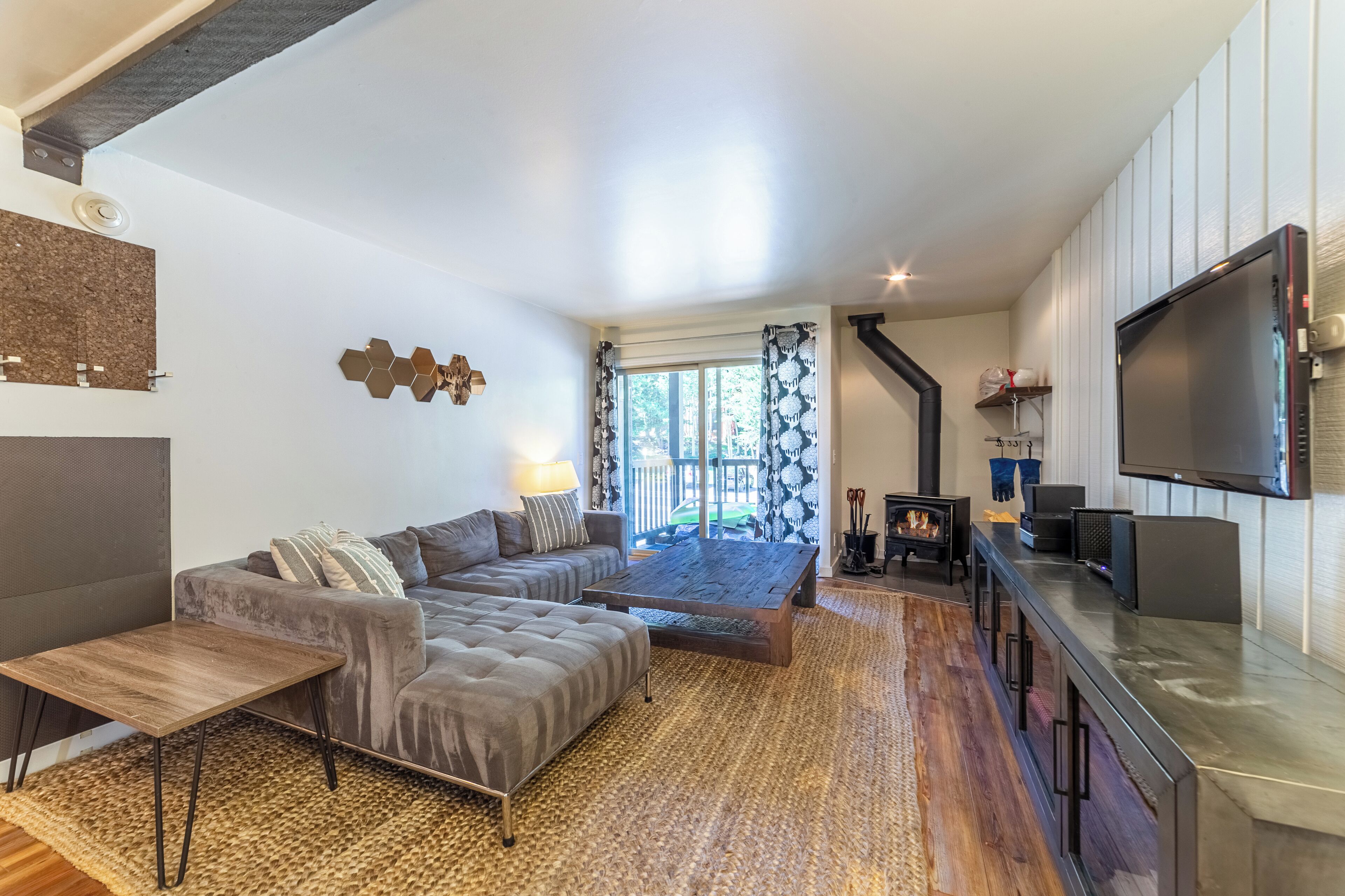 Télévision, cheminée, baby-foot, table de tennis de table