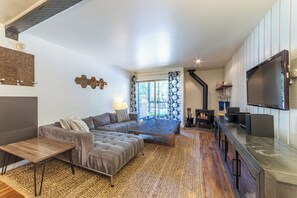 テレビ、暖炉、テーブルサッカー台、卓球台