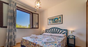 1 bedroom, travel crib, bed sheets