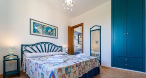 1 makuuhuone, vauvan matkasänky, vuodevaatteet