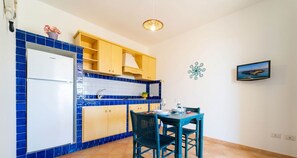 Jääkaappi, liesi, keittoastiat/astiat/ruokailuvälineet