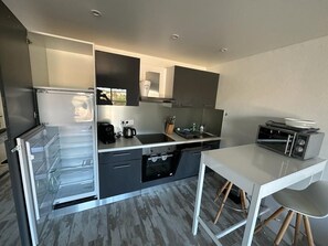 Réfrigérateur, micro-ondes, four, plaque de cuisson