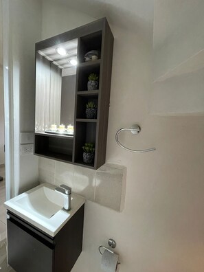 Kombination af bruser/badekar, håndklæder, Sæbe, Toiletpapir