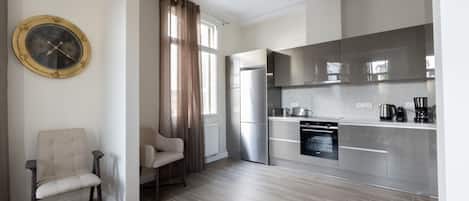 Kühlschrank, Mikrowelle, Ofen, Geschirrspüler