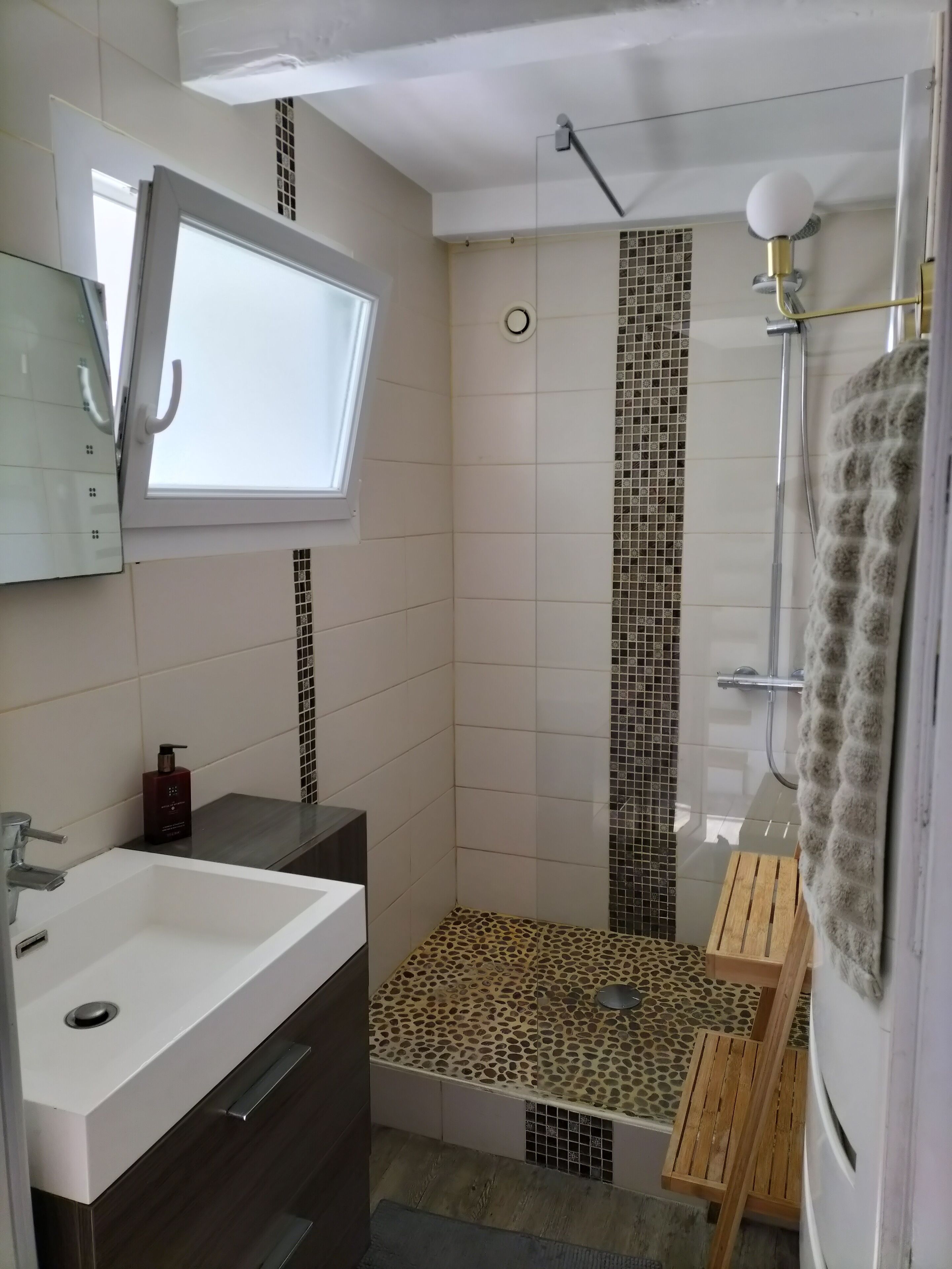Douche, sèche-cheveux, serviettes fournies, savon
