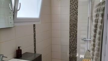 Douche, sĂšche-cheveux, serviettes fournies, savon