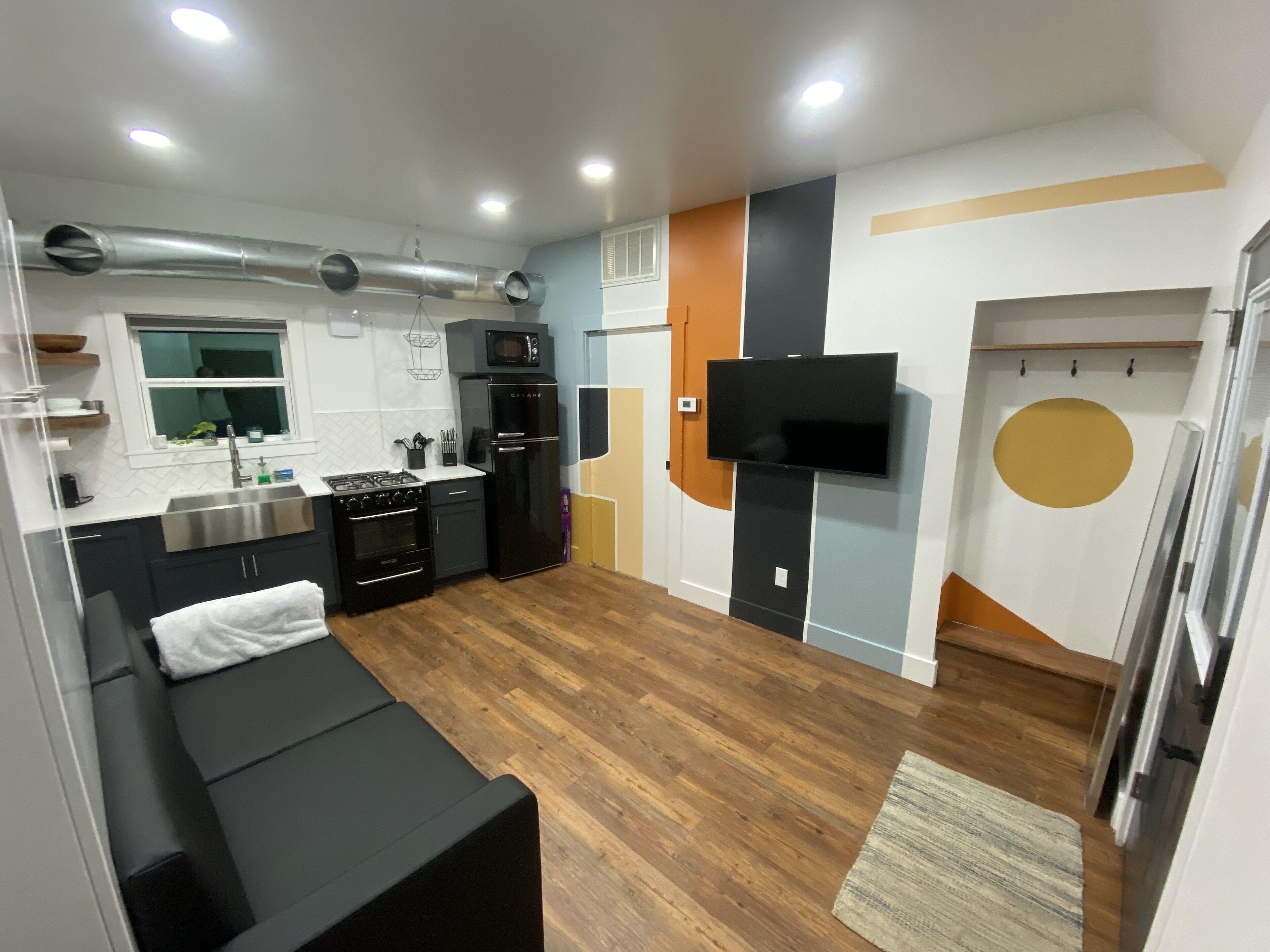 NEW Modern studio with Murphy bed & free parking!