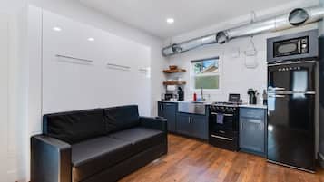 Kjøleskap, mikrobølgeovn, ovn og kokeplater