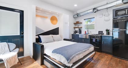 Cozy Modern Studio - Free Parking with Washer & Dryer Perfect for 1 or 2 people!