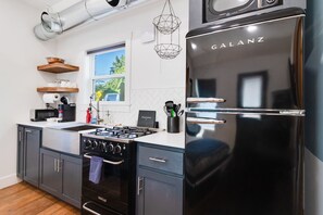 Kjøleskap, mikrobølgeovn, ovn og kokeplater