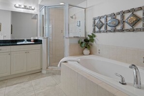 Combined shower/bathtub, hair dryer, towels, soap - Waterfront! Boat dock available for, families welcome! (Homosassa)