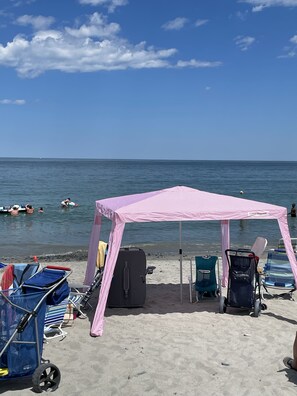 Playa en los alrededores, camastros y toallas de playa 
