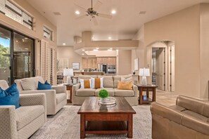 Smart TV, fireplace, stereo - Rio Verde Retreat · New Rio Verde Retreat/Appointed 3 Bedroom/3 Bath (Rio Verde)