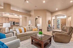 Smart TV, fireplace, stereo - Rio Verde Retreat · New Rio Verde Retreat/Appointed 3 Bedroom/3 Bath (Rio Verde)