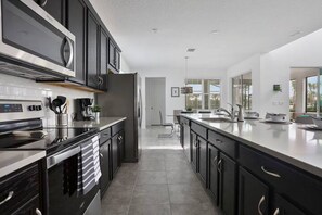 冰箱、微波炉、烤箱、炉灶