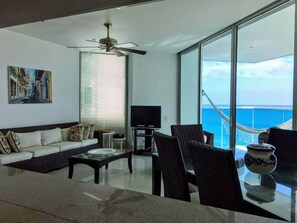 Deluxe Apartment | Living area