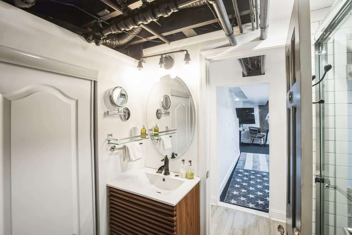 Douche, sèche-cheveux, serviettes fournies, savon