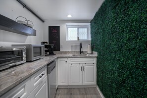 Réfrigérateur, micro-ondes, lave-vaisselle, cafetière/bouilloire