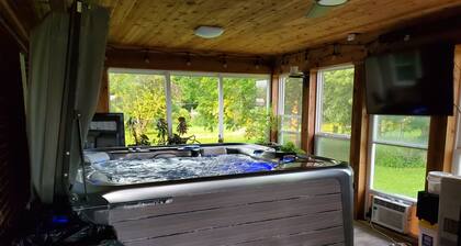 Peaceful cottage in the countryside with hot tub!