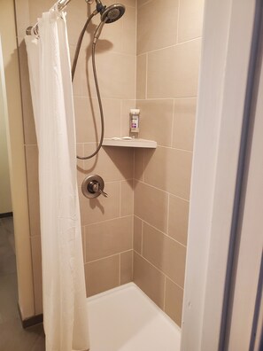 Badewanne, Bidet, Handtücher, Seife