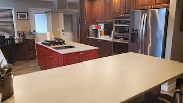Refrigerador, microondas, horno, placa de cocina