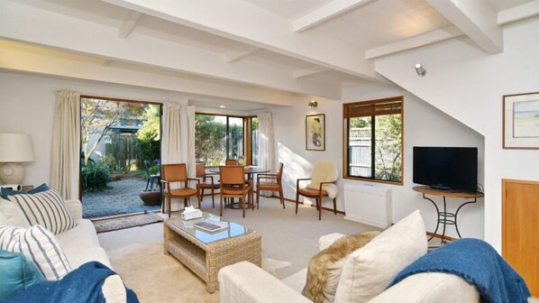 TV - Bristol Street - 2 Bedroom holiday home in Merivale (Christchurch)