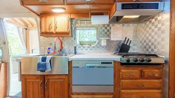 KylskÄp, mikrovÄgsugn, spishÀll och diskmaskin