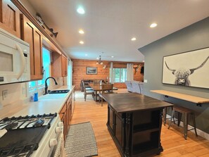 Fridge, microwave, oven, stovetop - Scenic View Lodge- w/ hot tub & POOL (Lansing)