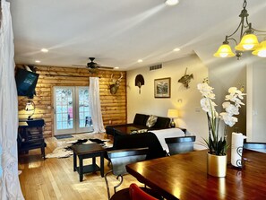 Smart TV - Scenic View Lodge- w/ hot tub & POOL (Lansing)
