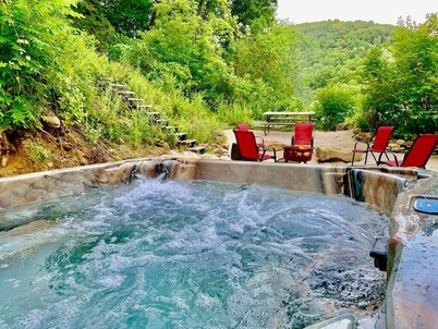 Scenic View Lodge- w/ hot tub & POOL