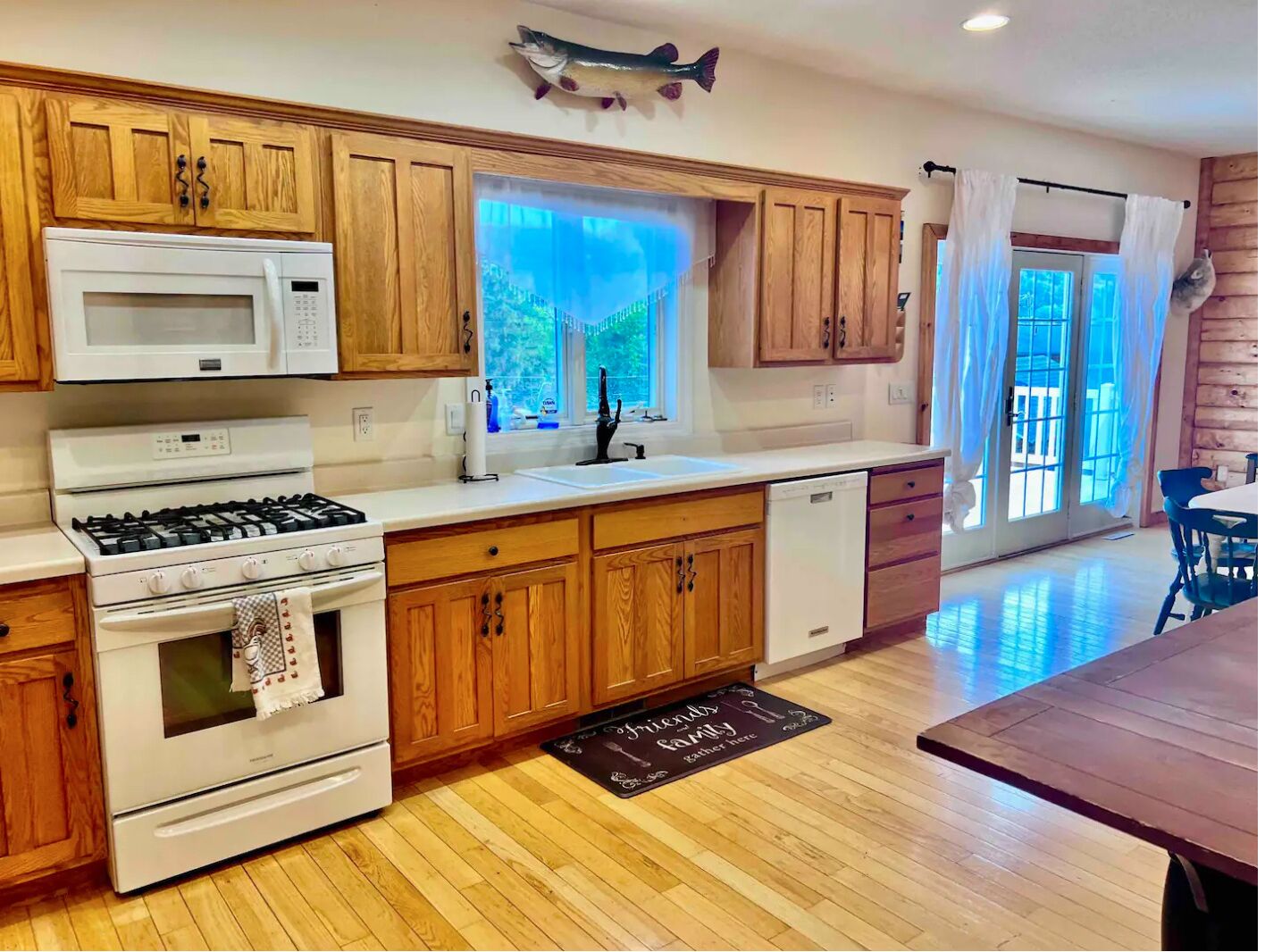 Frigorífic, microones, forn i placa de cuina 