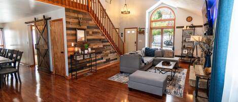 Smart TV, chimenea, consola de videojuegos y libros