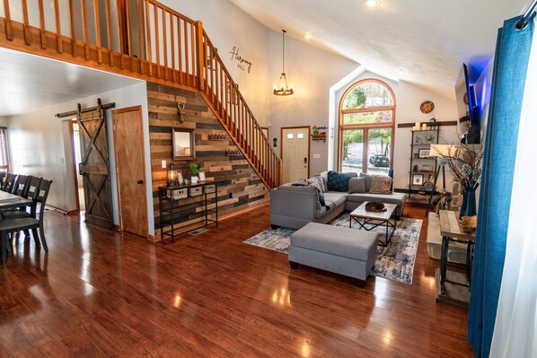 Smart TV, chimenea, consola de videojuegos y libros 