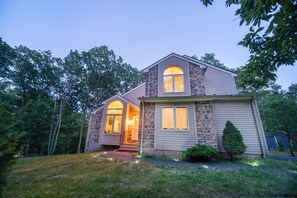 Exterior - Hot Tub, Pool, Game Room, Arcades and much more (Bushkill)