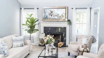 Fernseher, Kamin, Tischfußball, Bücher