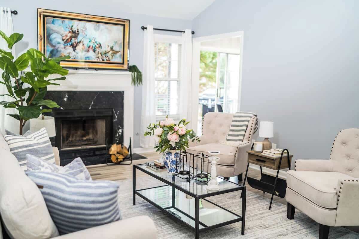 Fernseher, Kamin, Tischfußball, Bücher