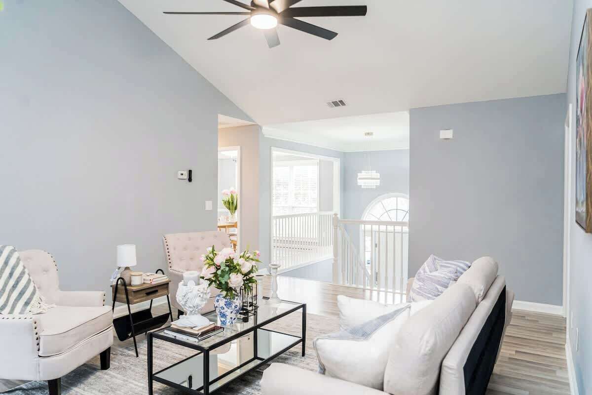 Televisión, chimenea, futbolito y libros 