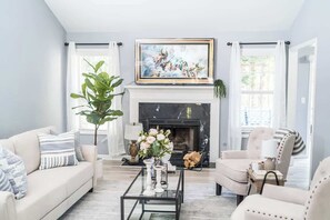 Televisión, chimenea, futbolito y libros 